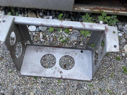 Bild 3:Diverse Steyr 180A, N182A und 182 Teile, Anhängeplatte, Batterie