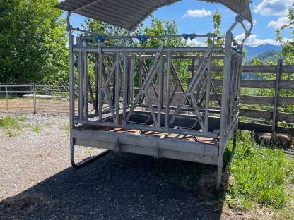 Bild 2:Futterraufe mit Fanggitter