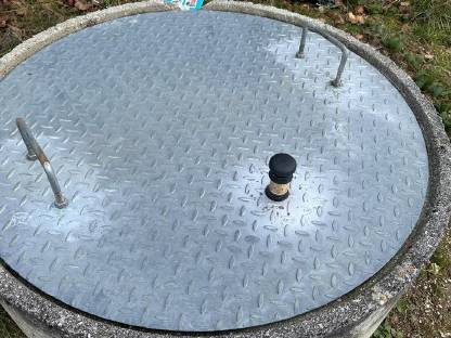Bild 4:Brunnenabdeckung Deckel Schacht