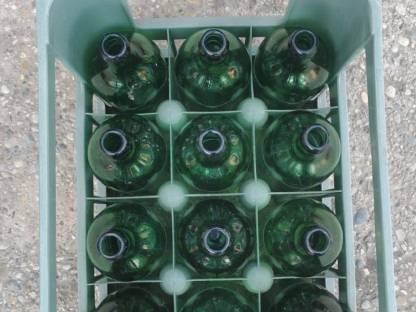 Bild 3:Weinkisten mit Kronenkorkflaschen