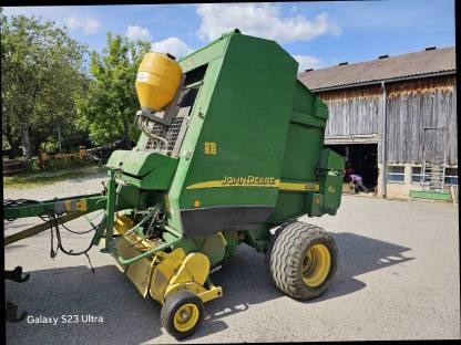 John Deere 592 Ballenpresse mit Siliermitteltank