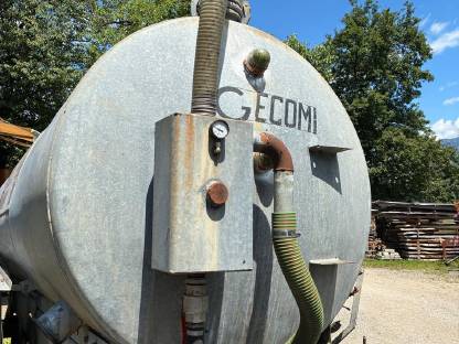 Bild 2:10.000 l Güllefass, Vakuumpumpe, Untergestell, Hackenhänger