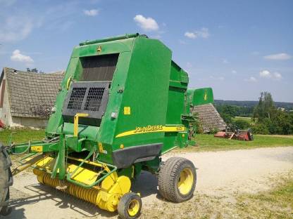 Rundballenpresse John Deere 592