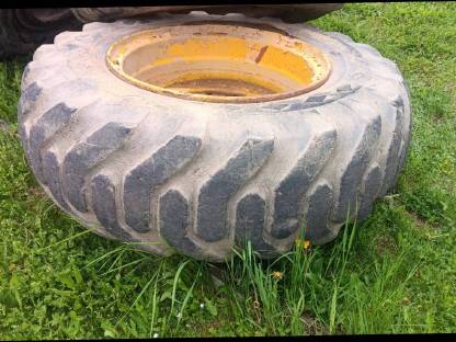 Reifen mit Felgen 15.5 x 25