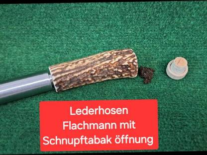 Lederhosen-Flachmann mit Schnupftabaköffnung