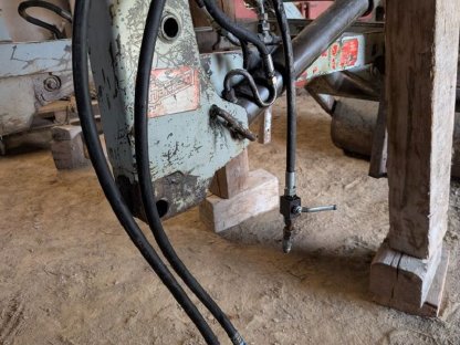 Bild 5:Hauer Frontlader Oberrahmen N, vollhydraulisch mit Schaufel