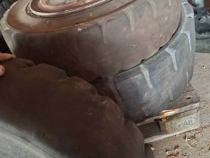 Bild 4:Staplerreifen mit Felge 7.00-12 Clark