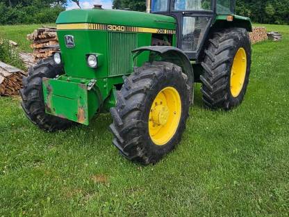John Deere 3040 mit Schneepflug