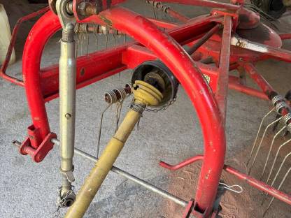 Bild 9:Pöttinger Schwadkreisel 272