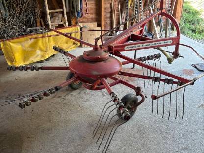 Bild 2:Pöttinger Schwadkreisel 272