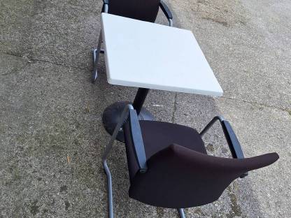 Bild 4:Sessel mit Tischen