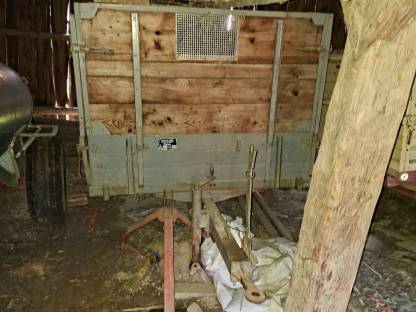 Bild 5:Ladewagen, Pflug und Anhänger