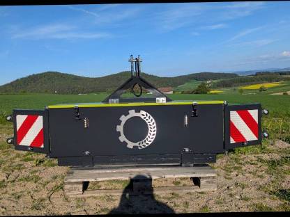 Bild 6:Frontkiste Traktorbox Frontbox Werkzeugkiste Frontgewicht