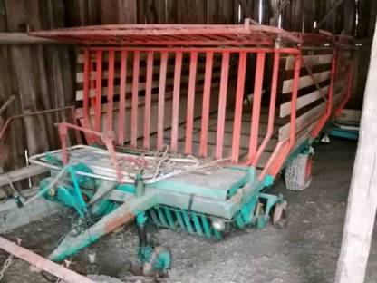 Bild 2:Ladewagen, Pflug und Anhänger
