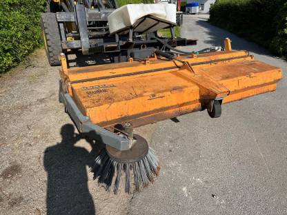 Kehrmaschine, Kehrbesen (Bema, Tuchel)