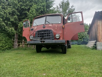 Steyr 680 Allrad DoKA mit Wohnwagen