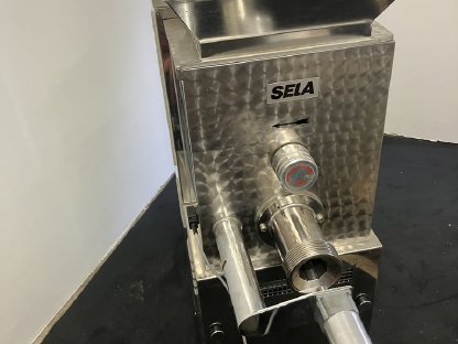 Bild 2:Sela Nudelmaschine TR110 mit Einfülltrichter Teflonmatrize