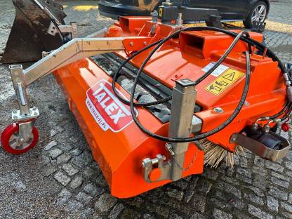 Bild 4:Talex Kehrmaschine 1,5 m Front- und Heckschlepper Radlader