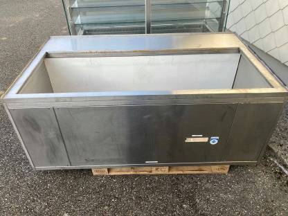 Bild 5:Glasvitrine mit Unterbau