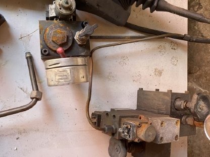 Bild 9:Hydraulikteile