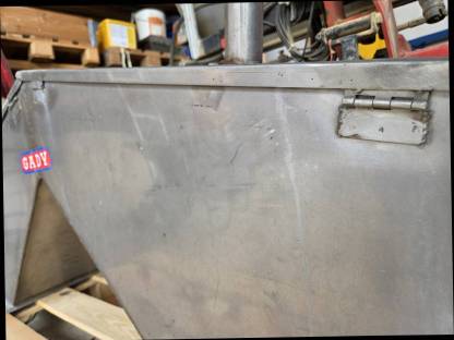 Bild 6:Monosem 5-reihiger Düngerbehälter-Aufsatz