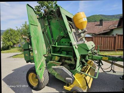 Bild 4:John Deere 592 Ballenpresse mit Siliermitteltank