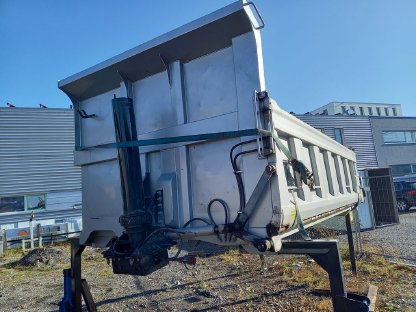 Gesteinskipper mit Hydraulikwand