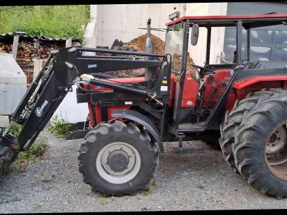 Bild 2:Traktor mit Frontlader Massey Ferguson 253