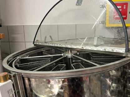 Bild 2:Elektrische Honigschleuder Fritz für 12 Zanderwaben