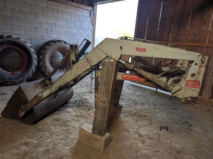 Bild 3:Hauer Frontlader Oberrahmen N, vollhydraulisch mit Schaufel