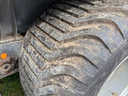 Bild 5:Bauer Güllefass