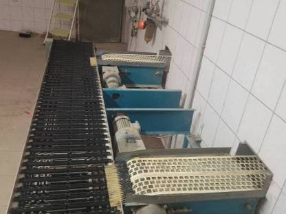 Hühnerstallaufstallung und Fütterungstechnik