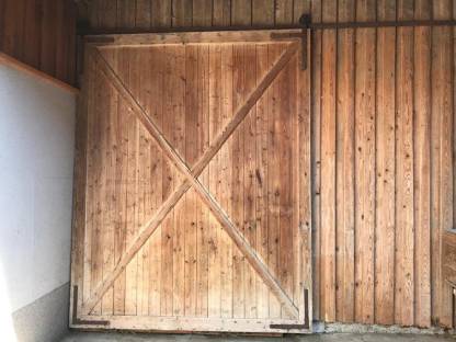 Bild 2:Holztor sonnenverbrannt