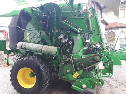 Bild 4:John Deere V451R Rundballenpresse