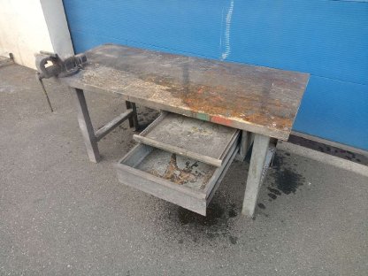 Werkbank Werktisch mit großem Schraubstock