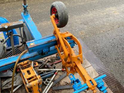 Bild 5:Fronthackgerät 8-reihig 30 cm Reihenabstand