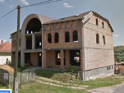 Wohnhaus und Gewerbebetrieb (Sägewerk) nebeneinander – Ungarn