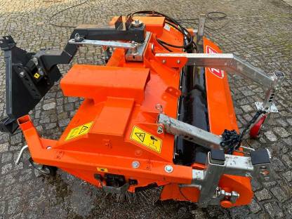 Bild 2:Talex Kehrmaschine 1,5 m Front- und Heckschlepper Radlader