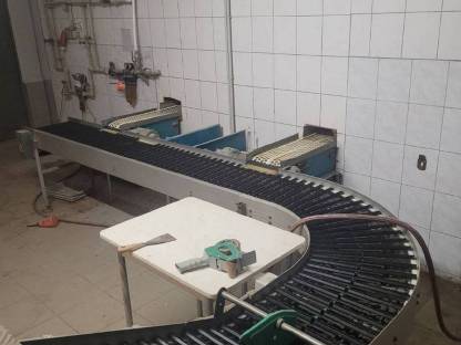 Bild 5:Hühnerstallaufstallung und Fütterungstechnik