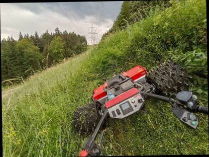 Bild 4:Mähen und Mulchen von Steilflächen mit Motormäher