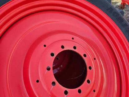 Bild 3:Räder 300/95R46 mit 10-Loch Felgen