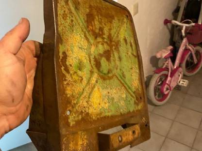 Bild 7:Diverse Steyr 180A, N182A und 182 Teile, Anhängeplatte, Batterie