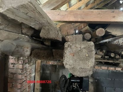 Bild 2:Gehackte Holzbalken/Tram