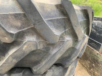 Bild 8:Traktorreifen 480/70R30, 380/70R20