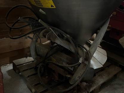 Bild 2:Schneeschleuder und Salzstreuer