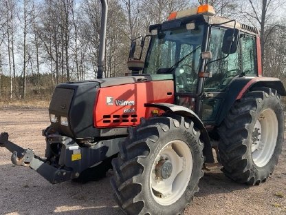Valmet 6600-4 mit Frontkraftheber