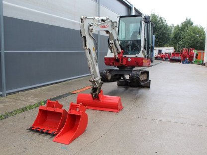 Takeuchi TB 228 – mit neuem Löffelpaket und Vollkabine