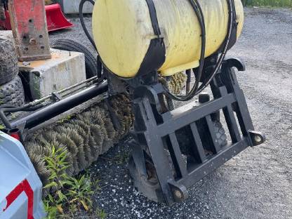 Bild 3:Kehrbesen Holms für Volvo Radlader