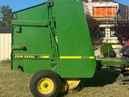 Bild 2:Rundballenpresse John Deere 550