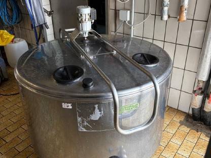 Bild 4:Milchtanks 2.100 l und 600 l